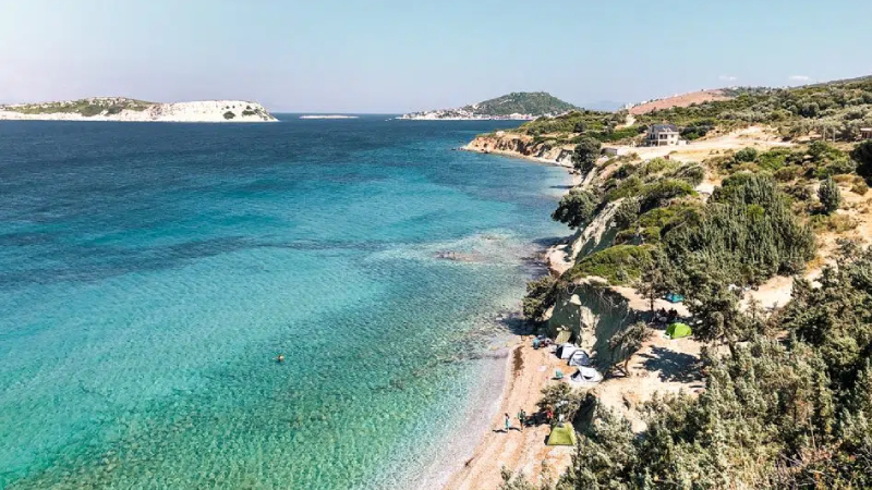 6. KARABURUN: Eylül ayında denize girmeye uygun diğer bir seçenek İzmir'in ilçelerinden Karaburun. Doğal güzelliği ile ziyaretçilerini kendine hayran bırakan ilçe, oldukça küçük. Doğa tatili için ideal olan bölgede Mordoğan, Bodrum Plajı ve Mimoza Koyu denize girilebilecek en popüler noktalar. Dalış yapmak için de sıklıkla tercih edilen Karaburun'un deniz altı dünyası da üstü kadar el değmemiş güzellikler barındırıyor.