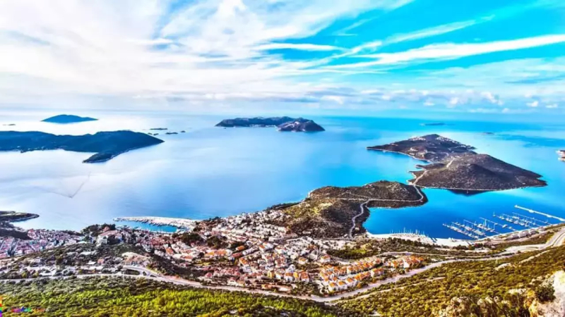 7. KAŞ: Birbirinden ünlü plajlarıyla yazın yerli ve yabancı turistlerin en çok tercih ettiği tatil beldelerinden birisi olan Kaş'ta eylül ayında daha sakin ve keyifli bir tatil mümkün. Antalya'nın en batısında yer alan Kaş'ta Kaputaş Plajı dünyaca ünlü plajlarımız arasında yer alıyor. Bu güzel plajın yanı sıra Patara ve Akçagerme plajları da sıklıkla tercih ediliyor.