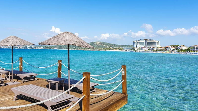 8. ÇEŞME: Denizi sayesinde her geçen gün daha çok tercih edilen bir ilçe. Ege Bölgesi'nin en güzel plajlarından birkaçını sınırlarında bulunduran Çeşme, eylül ayında hem daha sakin hem de denizi hala ılık oluyor. İlçede bembeyaz kumlarıyla dünya çapında ünlenen Ilıca Plajı'nda, dalgasız deniziyle beğeni kazanan Altınkum Plajı'nda ve turkuaz renkli sularıyla gidenlerin tekrar gitmek istediği Ayayorgi Koyu'nda yüzülebiliyor.