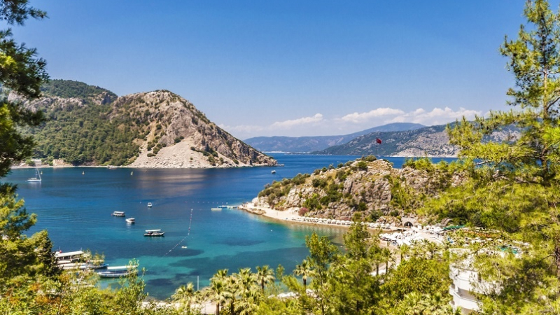 9. MARMARİS: Mavi ve yeşilin bir araya geldiği ilçelerden Marmaris, eylül ayında kalabalıktan uzak sakin bir tatil için eşsiz bir yer. Özellikle ilçeye bağlı mahallelerden Turunç hem eşsiz deniziyle hem de sakin atmosferiyle mutlaka görülmesi gereken yerlerden. Henüz sonbahar gelmemişken ılık sularda yazı uğurlamak isteyenler Marmaris'e giderek Turunç, Kızkumu, İçmeler ve Sedir Adası plajlarından denizin keyfini çıkarılabilir.