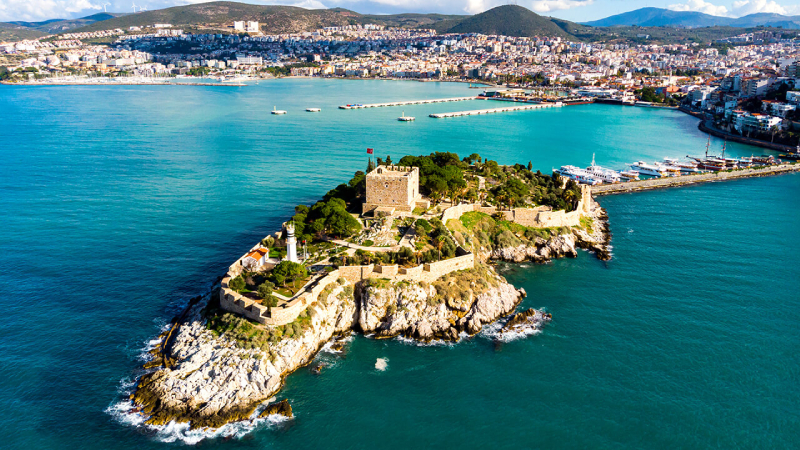 10. KUŞADASI: Aydın'ın en güzel ilçelerinden Kuşadası, eylül ayında denize girilecek eşsiz destinasyonlardan biri. İlçe farklı konseptlerdeki 5 yıldızlı otelleriyle keyifli bir tatil yapmak isteyenlere kesinlikle önerilir.