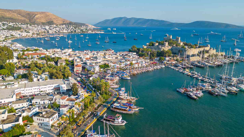 11. BODRUM: Her mevsim ayrı bir güzelliğe sahip olan Bodrum, özellikle de tatilcilerin evlerine dönmeye başladığı eylül ayında sakin bir tatil beldesi oluyor. Hem suyun hala ılık olması hem de ortamın huzurlu olması eylül ayında Bodrum'u unutulmaz kılıyor. Ortakent Halk, Yalıkavak Halk, Bitez ve Bardakçı Koyu plajları denizin keyfinin çıkarılabileceği en güzel yerler arasında bulunuyor.