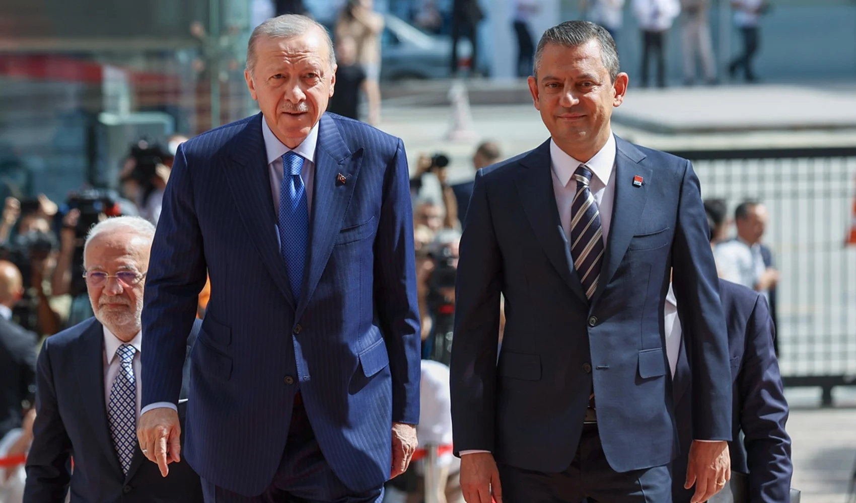 Erdoğan, Özgür Özel'e yüklendi: 'Esad gitti, sığınmacılar da gitsin' açıklaması tam bir kara cehalet örneği!