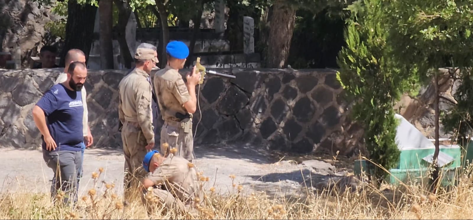 YER ALTI GÖRÜNTÜLEME CİHAZIYLA MEZARLIK ARANDI - Öte yandan, 15 gündür kayıp olan Narin Güran’ı arama çalışmalarında, dün ilk kez yer altı görüntüleme cihazları ile arama yapıldı.