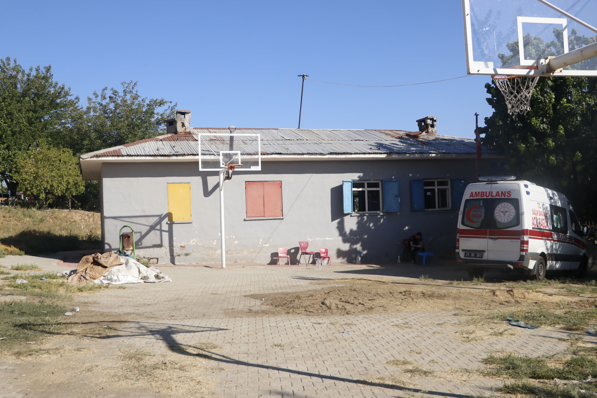 Katil ya da katillerin seri katil gibi küçük Narin'in cansız bedenini günlerce saklamayı başardığı görülürken; yaşanan son gelişmelere bakıldığında ise gelen bir ihbar ya da itirafla ekiplerin yeniden o bölgeyi yöneldiği ve Narin'e ulaştığı iddiası ön plana çıktı.