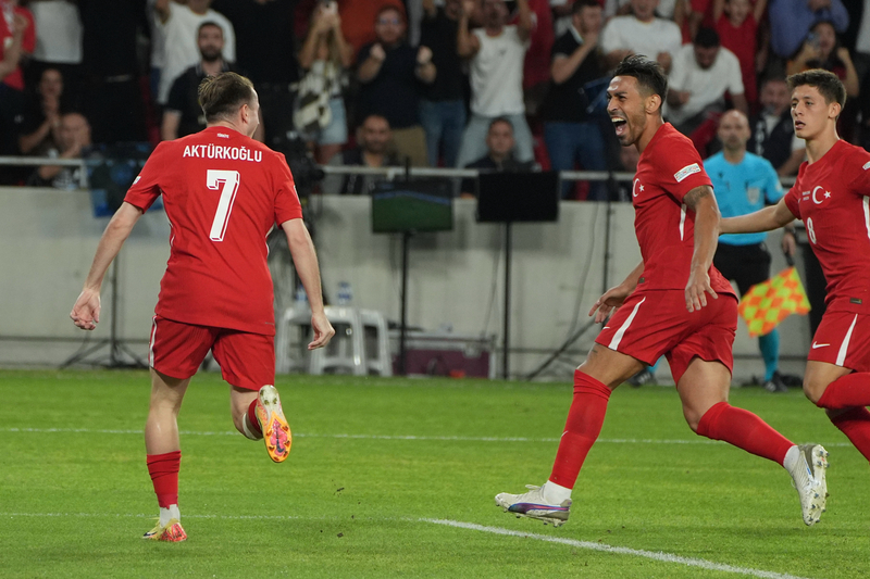 A Millî Futbol Takımımız, Uluslar B Ligi 4. Grup ikinci maçında İzlanda’yı 3-1 yendi, ilk galibiyetini elde etti. İzlanda gibi disiplinden ödün vermeyen rakip karşısında ilk yarıdaki performansımız, Galler maçından ders aldığımızı gösterdi.  İzlanda gibi ters gelen bir rakibi iyi oyunla yenmek, ay-yıldızlı futbolculara ve Türk halkına Galler beraberliğini unutturdu. (Erkan Ayraç | Milliyet)