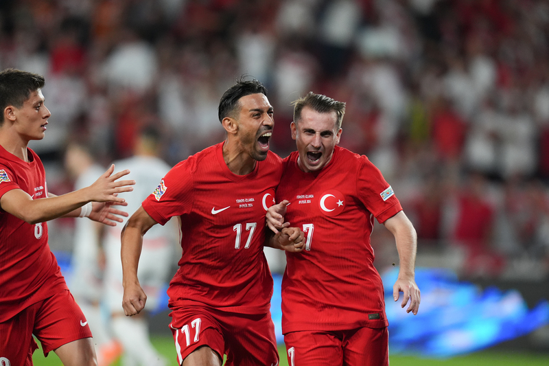 Bana kalırsa ilk düğmeyi doğru iliklemek hayatın her alanında olduğu gibi futbolda da belirleyici bir önem taşır başarı veya başarısızlık adına. Galler maçında sağ ayaklı (sol ayağını kullanmaktan sıkıntı yaşayan) Mert Müldür'ü solbekte oynattı misal. Oysa ulusal takımımızın kadrosunda orijin olarak solbek oynayan Eren Elmalı yer alıyordu. Dün akşam tanık olduğumuz üzere çok da iyi bir performans segiledi nitekim Eren solbekte. İlk yarıda beklenen performansı sergileyemeyen Arda Güler ikinci yarıda Hakan Çalhanoğlu dışarda kalınca resmen maestroya dönüştü. Hat- trick yapan Kerem Aktürkoğlu'nun ikinci ve üçüncü gollerinde baş rol oyuncusu çevre görüşü, tekniğiyle zamanında ve doğru yere topu atmanın kahramanı kesinlikle Arda Güler'di. Arda Güler özellikle ikinci yarıda müthiş oynadı. Ama İsmail Yüksek, Eren Elmalı, Abdülkerim Bardakçı ve Kerem Aktürkoğlu'nun da maç boyunca birer pırlanta gibi parladığının da canlı şahidi olduk dün akşam. (Haşim Şahin | Fanatik)