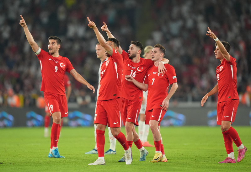 İyi de başladık. 77.saniyede Benfica oyuncusu Kerem Aktüroğlu'nun golüyle öne geçtik. Avrupa Şampiyonası'nın ilk maçında Gürcistan önünde yaptığımızı yapmayarak, ilk 30 dakikaya da hakim olduk. Hatırlayın orada golü attıktan sonra takıma bir şeyler olmuş 1-0'dan sonra oyunu ve skoru ilk yarı rakibe vermiştik. İzlanda önünde öyle olmadı. Hakan Çalhanoğlu önderliğinde topu, gidişatı, oyunu elimizde tuttuk. Kornerden yediğimiz gole kadar güçlü taraftık. (Mehmet Ayan | Habertürk) 