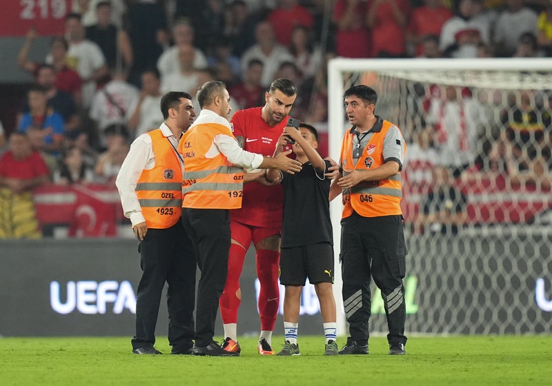 Spor yazarları, Türkiye - İzlanda karşılaşmasını değerlendirdi: Galatasaray taraftarı Kerem'i bir türlü bağrına basmadı, kulüp de bir yerde satmak zorunda kaldı