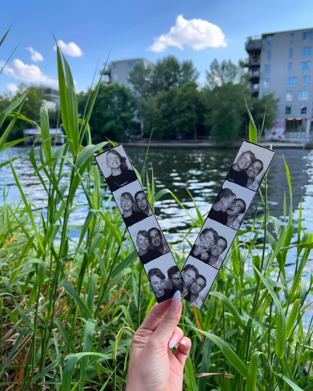 Ünlü çiftin kareleri, Serenay Sarıkaya ve Mert Demir'in daha önce paylaştıkları fotoğraflara benzetildi.