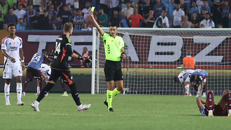 Tunç Kayacı - Sabah: Her şeye rağmen centilmence bir mücadele izledik. Bu sonuç Beşiktaş adına buruk bir skor. Trabzonspor için de 10 kişi ile evinde de olsa beraberliğin iyi bir sonuç olduğunu söyleyebilirim. Tabi ki gecenin kahramanı Uğurcan Çakır’dı tecrübesini, kalitesini, herşeyini bu maçta gösterdi ve Trabzonspor’un aldığı bir puanın baş aktörüydü.