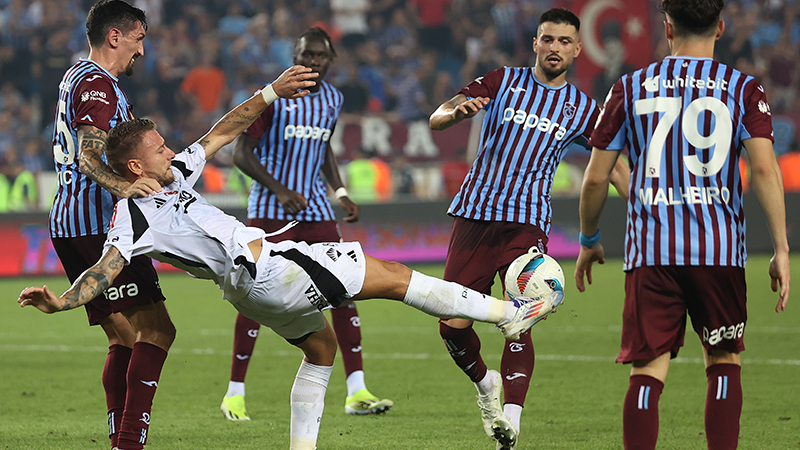 Güntekin Onay - Hürriyet: Dün 10 kişi oynayan Trabzonspor’un direnci ve mücadelesi alkışı fazlasıyla hak etti. Yeni transfer Simon Banza sahada adeta ruhunu bıraktı. Bir santrforun top rakipte iken bu kadar çok mücadele ettiğine uzun süredir tanıklık etmemiştik.  Dün Beşiktaş koşullar ne olursa olsun 80 dakikadan fazla 10 kişi oynayan Trabzonspor’u yenmeliydi. Siyah beyazlılar 3 puan için önemli bir fırsatı tepti. Açıkçası teknik direktör Giovanni Van Bronckhorst ilk zor sınavında kırık not aldı.