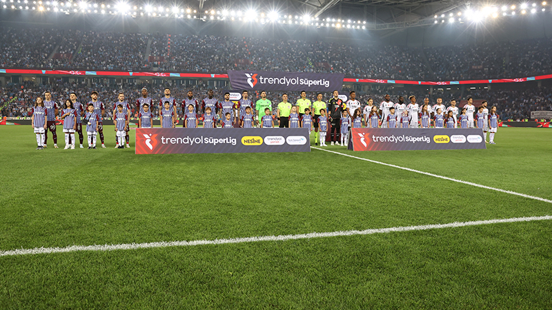 Ali Ece - Fanatik: Trabzon’da kırmızı kart bekliyordum ama bu kadar da erken çıkmasını beklemiyordum. Visca fabrika ayarında çok centilmen, düzgün karakterli bir sporcu ama Beşiktaş’a karşı aşırı hırsının kurbanı oldu. Şenol Güneş’in dönüşü ve maç başında bu dönüşü kutlayan şık koreografi Trabzon deplasmanı atmosferini Beşiktaş için daha zorlu hale getirdi. Rakip bir kişi eksik kalır kalmaz Beşiktaş fazla oyuncuyla oynama avantajını hemen kullanamadı aksine maça geç adapte oldu.
