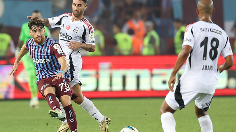 Gülengül Altınsay - Cumhuriyet: Trabzon’da tribünlerde yalnızca ev sahibinin taraftarları var. Çünkü asayişi sağlamak yerine rakip taraftarları tribüne almamak kolayımıza geliyor. Maç Trabzon’un oyun kurmayı engelleyen faulleriyle başlıyor. Seyircisinin de desteğiyle sertlik adeta normalleştirilmeye çalışılıyor. İlk on dakikada böyle tam 5 faul var. 