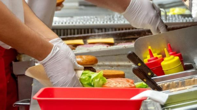 FAST- FOOD ÇALIŞANI: Daha düşük maliyetle çalışmak isteyen fast food zincirlerinin yakın bir gelecekte tam otomasyon sistemine geçmesi bekleniyor. 2013 tarihli bir araştırmaya göre, fast food çalışanlarının yüzde 81?i otomasyon nedeniyle işini kaybedecek. ABD merkezli CaliBurger, yapay zeka güdümlü, burger çeviren mutfak asistanlarıyla otomatikleştirilmiş bir işgücünü hali hazırda test etmeye başladı.