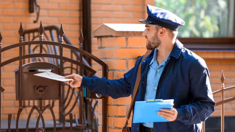 POSTACI: Paketleri teslim etmek için hala kuryelere ihtiyaç duyulacak olsa da, mektupları teslim eden geleneksel posta taşıyıcıları için işler iyi görünmüyor. Bunun temel nedeni, önümüzdeki 20 yıl içinde, faturaların ve beyanların çevrimiçi olarak görüntülenmesi ve ödenmesi, önemsiz postaların posta kutunuzdan e-posta gelen kutunuza taşınması ve uzun süredir ölmekte olan bir sanattan bu yana mektupların el ile yazılmayacak olması bulunuyor.