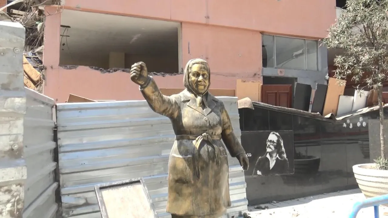 Yeşilçam'ın unutulmaz oyuncularından Adile Naşit'in 'Hababam Sınıfı' filmlerinde canlandırdığı 'Hafize Ana' karakteriyle özdeşleşen İstanbul Avcılar'daki heykeli hırsızların hedefi oldu. Heykelin elindeki okul zili kimliği belirsiz kişiler tarafından çalındı.