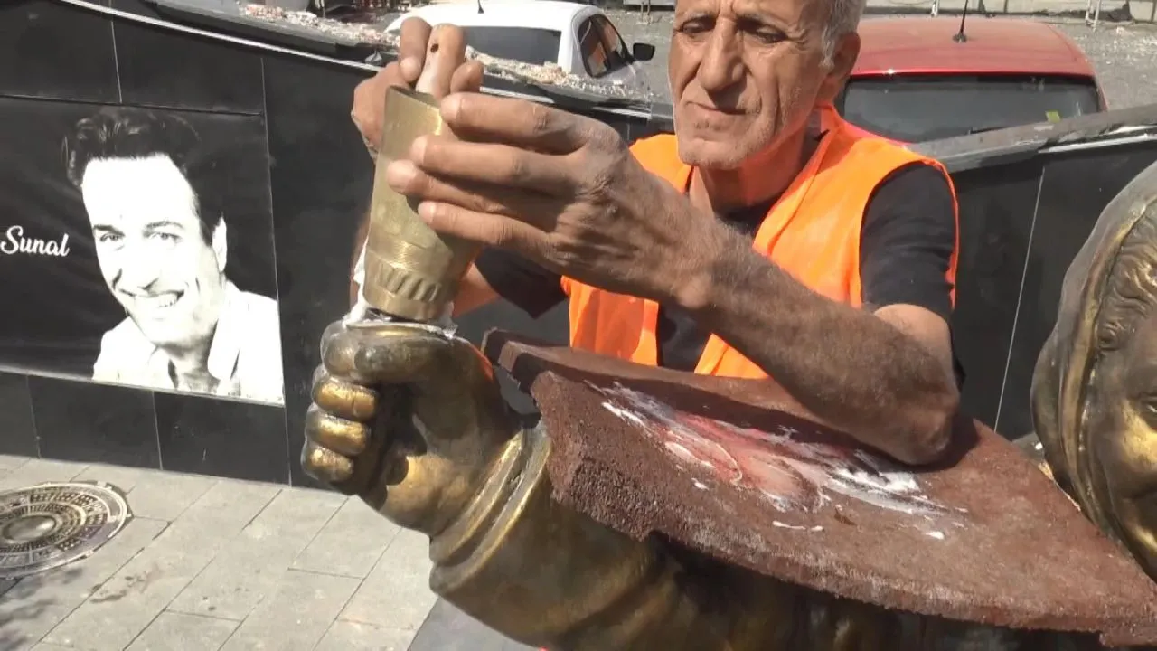 Avcılar Belediye Başkanı Utku Caner Çaykara, Merkez mahallesinde bulunan heykeldeki zilin yerine yenisinin takılmasını istedi. Ancak zilin heykelle renk ve ölçü açısından uyumlu örneği İstanbul'da bulunamadı.