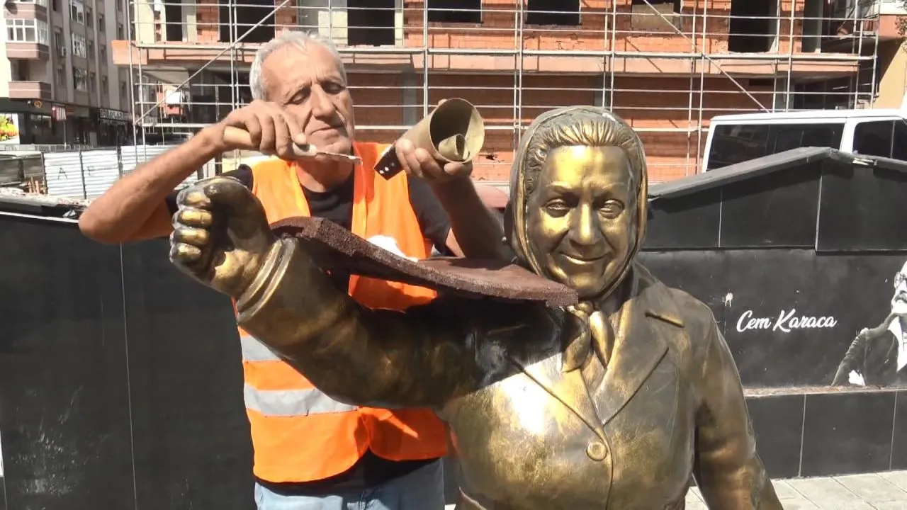 Bunun üzerine Park ve Bahçeler Müdürlüğü Erol Mumcu Kültür ve Sanat Parkı'ndaki heykelden çalınan zilin temin edilmesi için çalışmalara başlandı. Amasya'daki bir ustaya yaptırılan okul zili, Avcılar'daki heykelin eline yerleştirildi.