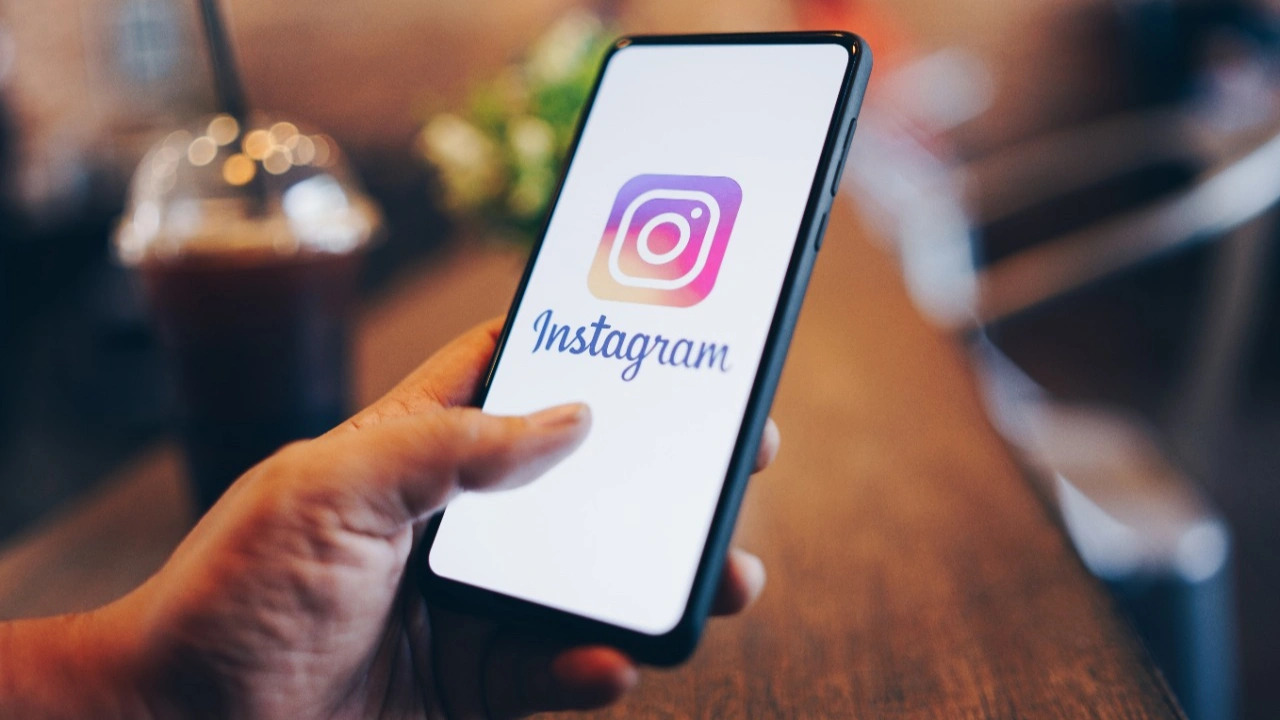 Instagram, bu uygulama ile ergenlerin Keşfet ve Reels alanlarda karşılarına çıkabilecek içerikleri de filtreleyecek. Şiddet içerikleri ya da kozmetik ürün reklamları gibi "hassas içerikler" bu yaş grubunun karşısına daha az çıkacak.