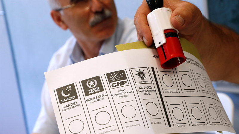 Kararsızlar ve oy kullanmayacaklar dağıtılmadan önce Türkiye genelinde seçmenlerin oy tercihleri şöyle çıktı: