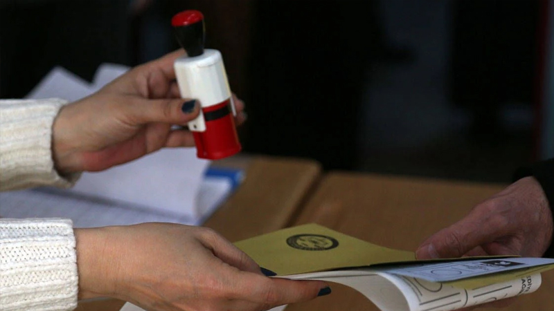 Kararsızlar yüzde 12,2, oy kullanmama eğilimde olanlar yüzde 7,3 olarak ölçüldü.