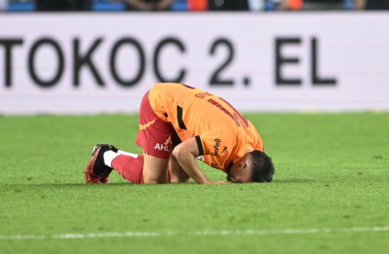 Maçın başında her iki takım da ikinci bölgede boşluklar buldu. Savunmadan çıkarken de top kayıpları yaptılar. Fenerbahçe kontratakla özellikle Maximin'in bölgesinden gol aradı. Galatasaray, Osimhen'e yüksek oynayıp indirdiği toplarla pozisyon aradı. Bu yöntemle de ilk yarıda iki gol buldu. Çağlar üç kez olmasına rağmen, 2. golde Mertens'e engel olamadı. İsmail kötü oynadığı ilk yarı sonunda yerini Amrabat'a bıraktı. İkinci yarı Galatasaray daha temkinli ve kontrollüydü. Fenerbahçe ise şuursuzca gol arayan taraf iken üçüncü golü yedi. Kazanılan penaltı golü getirdi ama oyunu çevirmelerine yetmedi. Galatasaray haklı bir galibiyet aldı. (Mustafa Çulcu | Sabah)