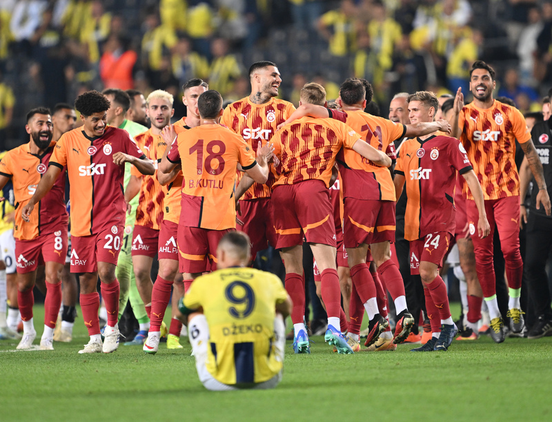 orreira'nın şutu direkten dönüp, Livakovic ile buluşup ağlara gittiğinde, maçın devranı da döndü. Kadıköy'ün atmosferi, maçın önemi, Mourinho'nun planları ve ilk dakikalardaki Fenerbahçe dalgalarını getirdi. Maximin güdümlü füze gibi gidiyordu rakip kalenin üstüne. Pozisyonlar üst üste gelirken, taç atışından gelen topu uzaklaştıramadı Fenerbahçe defansı. Şok golün üstüne Osimhen-Mertens yapımı usta işi, ikincisi de geldi. Okan Buruk'un Galatasaray'ı oyunun kontrolünü tamamıyla ele geçirip, Mourinho adına ortada plan da bırakmadı. (Gürcan Bilgiç | Sabah)