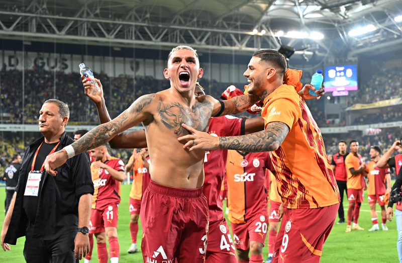 İkinci yarı Fenerbahçe baskın gibi göründü. İlk yarıda Oosterwolde ile kaçırmışlardı, ikinci yarıda da pozisyon buldular ama bu sefer Fenerbahçe amatör takımların yemeyeceği bir gol yedi. Sara aldı, verdi, aralarından geçti ve köşeye bıraktı. Ardından Fenerbahçe bir penaltı kazandı ama tabii ki yetmedi. Sonuçta derbi galibiyetleri şampiyonluğun belirlenmesinde çok önemli ama dün gece Mourinho'yu da gördük. Fenerbahçe'yi ne oynattı, ne oynatmadı. Hakem Atilla Karaoğlan bence çok iyi maç yönetti. Ufak tefek hatalar yaptı ama böylesine bir derbi bu hataları rahatlıkla kaldırır. (Ahmet Çakar | Sabah)