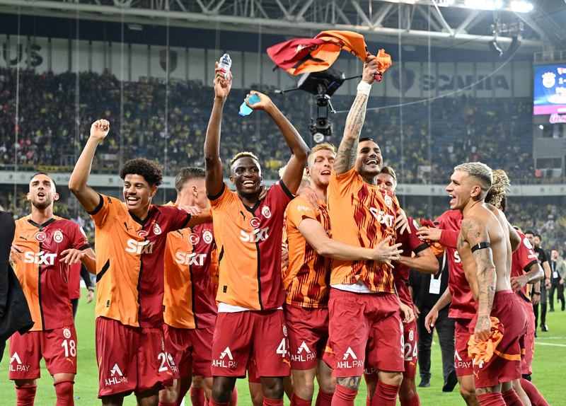Oh be... Nihayet içinde yüksek doz futbol olan bir FenerbahçeGalatasaray derbisi izledik dün. Bunun için önce her iki takım futbolcularına ve teknik kadrolarına, sonra da derbinin altıncı haftaya konulması kararını alanlara teşekkür etmek gerek. Yıllardır kendimi hırpalıyorum, şu derbiyi otomatik olarak sondan bir önceki haftaya koymayın, gerilimi yükseltiyorsunuz, futbol oynanmıyor diye... Nihayet bu aptalca ısrardan dönüldü. Derbi altıncı haftaya konuldu. Ve dün ilk düdükten son ana kadar heyecanla dolu, iyi ki futbol var diyebileceğimiz, gerilimden değil oyundan bahsedebileceğimiz bir derbi izledik hep birlikte. (Uğur Meleke | Hürriyet)