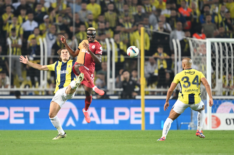 Galatasaray'ın ön taraftaki atletik oyuncuları oyunun boyunu uzatırken, Fenerbahçe buna önlem alamayarak tuzağa düştü. G.Saray hem çok rahat top alabildi hem çok rahat top kullanabildi. Son iki yılın şampiyonu, bu kadar tecrübeli ve lider oyuncuya sahip olan G.Saray'a karşı bu boşluklara müsaade ederseniz faturası da bu şekilde olur. Fred ve İsmail'le daha fazla ayakta kalabilen bir oyun ortaya koyabilselerdi belki oyun biraz daha dengeli hale gelebilirdi. (Ali Gültiken | Sabah)