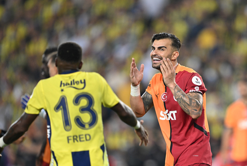 Hafta boyunca yazılan çizilen muhtemel 11’lerdeki üçlü merkez orta sahalara dönülmemiş, alışılmış sistemler benzer profillerle sahaya sürülmüştü. İlk 45 dakikaya sonunda tabelada 0-2 Galatasaray yazıyordu ama Sara’nın, Szymanski’nin ve Oosterwolde’nin net gol pozisyonları vardı. Devre istatistiklerine bakınca aslında oyun dengede, hatta biraz daha Fenerbahçe lehine gibi gözüküyordu. Mourinho’nun öğrencileri yakaladıkları fırsatları değerlendirebilse ya da Torreira’nın şutu Livakovic’in sırtına çarpmasa skor farklı olabilirdi, evet. Ancak biraz da saha içine bakmak gerek... (Engin Kehale | Hürriyet)