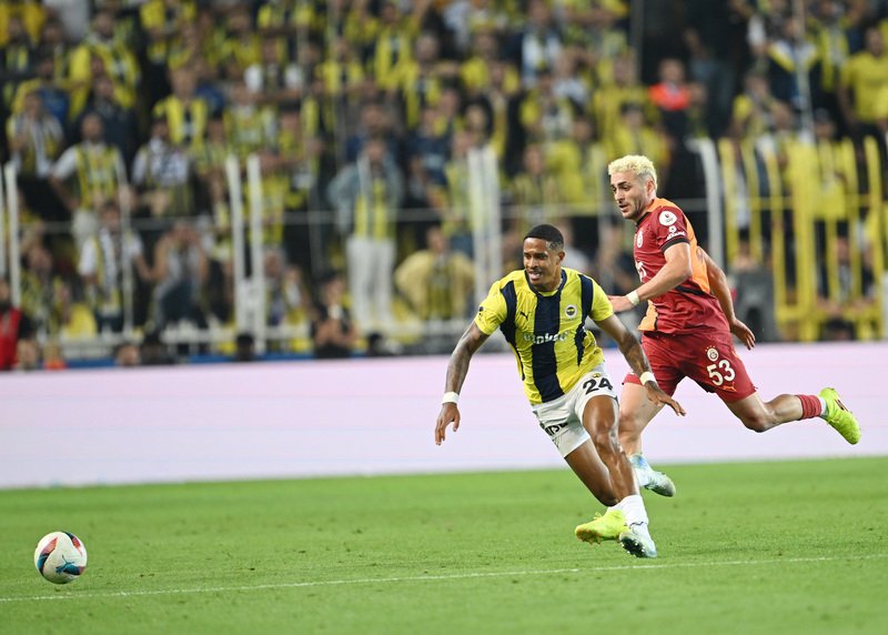 Dünkü maç, alışılagelmiş derbi atmosferlerinden uzaktı. Hakem ekibi açısından beklenenden daha kolay geçti. Hakemler, çok fazla kritik karar vermek zorunda kalmadılar. Hakemlerimizin alışkanlık haline getirdiği kart hataları bu maçta da çokça vardı ama gidişatı etkileyecek sonuçlar doğurmadı. 36’da savunmanın arkasında topla buluşan Dzeko, Sanchez tarafından düşürülünce Fenerbahçeliler kırmızı kart beklediler. Karaoğlan sarı kartını çıkarttı. (Deniz Çoban | Fanatik)