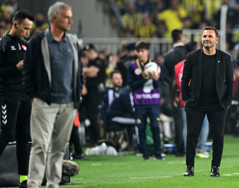 Mourinho onun uzun toplarla Osimhen'e oynayacağını düşünürken Buruk'un iyi pozisyon alan takımı, çıkarken baskı varsa da hissetmedi bile... Kanatları hırpaladılar, merkezde de fizik üstünlük kurdular. İki gol Buruk'un taktik zekasının ödülüydü. F.Bahçe defansı Osimhen ile boğuşurken Lucas'ın şutu ve ardından Nijeryalının Mertens'e göğüs pası... Sara hazırlanış bakımından derbi tarihinin en güzel gollerinden birini attı. G.Saray derbiye 4 gün boyunca Depeche Mode'un "Enjoy The Silence" ile geldi, evine dönerken Kadıköy'de çalan Depeche Mode klasiği ise "Broken"... (Bülent Timurlenk | Sabah)