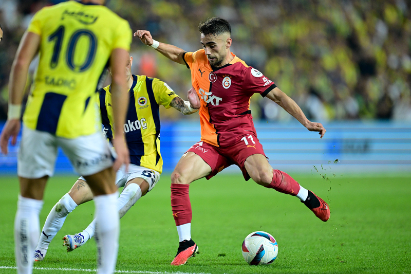Gelelim harikulade Galatasaray gollerine. Torreira ceza sahası dışında topa gelişine bir çaktı... Livakovic feleğini şaştı FB 0-1 GS Muslera’nın mükemmel kurtarışına şahitlik etti 22’de. Gecenin derbiye damga vuran starı Yunus başladı, Osimhen asisti, Mertens’in buram buram sanat kokan gol vuruşu FB 0-2 GS Devre bitti. İkinci yarıya ev sahibi daha hırslı ve arzulu başladı. Başladı da Sara 59’da Kanarya savunmasını adeta teker teker kafesledi ve çaktı: FB 0-3 GS. Önce bel kündesine onay verip Fenerbahçe lehine ‘devam’ diyen düdük, baktı ki FB iyice çaresiz kaldı, hiç yoktan bir penaltı öttürdü. Ondan sonra da tadım kaçtı vallahi. Futbolun değil, hakemin tatsızlığından! Eveeeet Ali Koç ve Mourinho buyurunuz ! Sana da helal olsun Okan Buruk nokta. Fenerbahçe 1 - 3 Galatasaray hem de Kadıköy’de yine... (Oğuz Dizer | Fanatik)