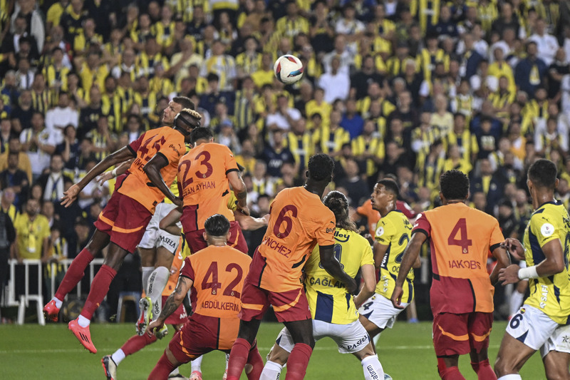 Kadıköy’de Fenerbahçe’nin sahaya çıkan 11’i tartışılmazdı ama Okan Buruk’un 11’i soru işaretleriyle doluydu. Özellikle Yunus ve Mertens böyle zorlu bir deplasmanda rakibin güçlü orta sahası karşısında etkili oyun oynayabilir miydi? İlk yarıda Okan Buruk’un planı iyi işledi ve Fenerbahçe’ye karşı geriye yaslanmadan etkili hücumlar yapan, 2 gol atıp net üstünlüğü yakalayan bir Galatasaray vardı. Fenerbahçe’de ise ilk gözlemim şu; futbolcuların kazanmaktan önce ya kaybedersek baskısı hissediliyordu. Sadece Maximin’in tarafından akınlarla etkili olan SarıLacivertliler rakip savunmaya zor anlar yaşattı ama Muslera hatasız oynadı. Mourinho’nun Galatasaray karşısında tek tip hücum anlayışı yetersizdi, devamlı ceza alanına kavisli ortalar sonuçsuz kaldı. (Tunç Kayacı | Fanatik)