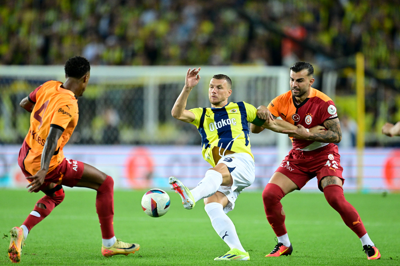 İşin komiği yüzüne bakmadığın Cengiz Ünder ve Mert Hakan’ı kurtarıcı (!) sahaya yolluyorsun. Fenerbahçe ezeli rakibi karşısında yenilgiyi hak eden bir oyun oynadı. Okan Buruk’un dersini iyi çalıştığını gördük. Onu ve takımını kutlayalım. Sevgili Mourinho, bizim lig başka liglere benzemez. Fenerbahçe taraftarı da başka taraftarlara. Böyle giderse, gözden çabuk düşersin. (Faik Çetiner | Fanatik)