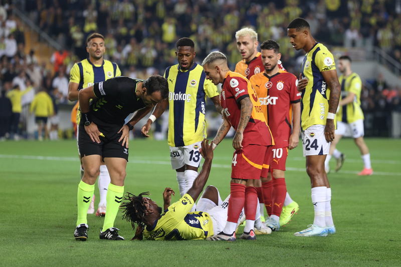 Sonuç olarak Jose Mourinho’nun makina düzeninde işleyen Galatasaray’a karşı bir planının olmadığı ortaya çıktı. Gerçekten de rakibini yatarak izlemiş!  Buna karşın Okan Buruk’un takımı her geçen gün; Büyük İskender’in, Cengiz Han’ın, Timur’un yenilmez fetih ordularına, savaş makinalarına dönüşmeye başladı. Fenerbahçe ne yaparsa yapsın, kadrosundan hocasına kimi alırsa alsın bu makina karşısında sonuç alamıyor. 6. haftada lig bitmez, bu yenilgi ile Fenerbahçe de bitmez ama anlaşılan işleri artık daha zor olacak. Görünen o ki Galatasaray’ın karşısındaki en ciddi tehlike olarak, Süper Kupa’da kendisine ağır bir ders veren Beşiktaş kalacak. (Bülent Tuncay | Karar)