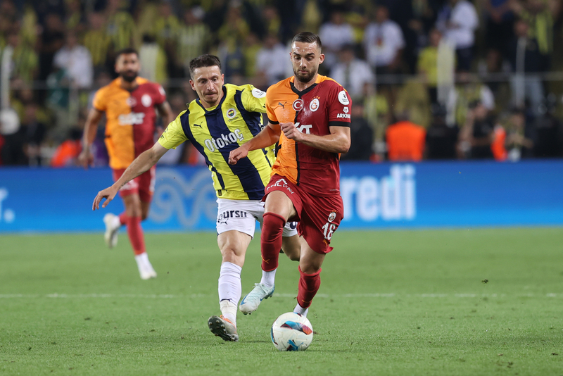 Ligde geçen sezon olduğu gibi bu sezon da takımlar arasında uçurum var. Bu sezon Galatasaray ile Fenerbahçe’ye bir de Beşiktaş eklendi şampiyonluk mücadelesi bakımından. Bu üç takımla diğerleri arasında maalesef çok büyük farklar var. O nedenle diğer takımlar karşısında vasat oyunlarla da kazanabilen bu üç takımdan hangisinin hedefe varacağını belirleyen unsur, kendi aralarında oynayacağı maçlar olacak. Fenerbahçe Kadıköy’deki derbiyi kaybederek önemli bir yara aldı. (Melih Gümüşbıçak | T24)