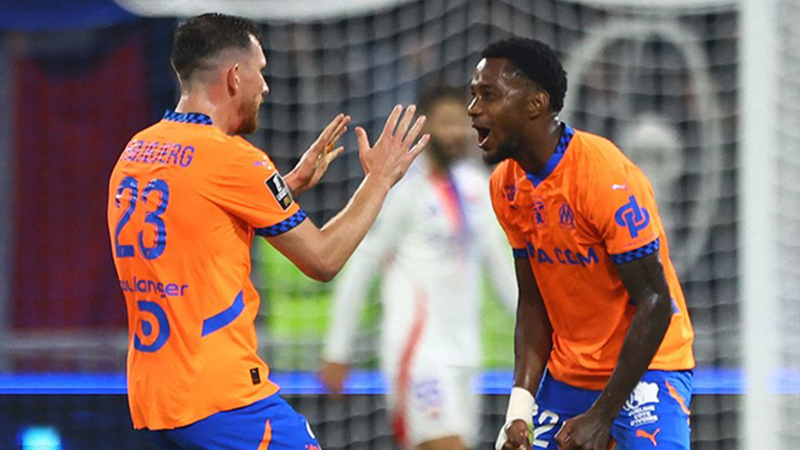 Marsilya, Olimpik Lyon deplasmanında 10 kişiyle kazandı!