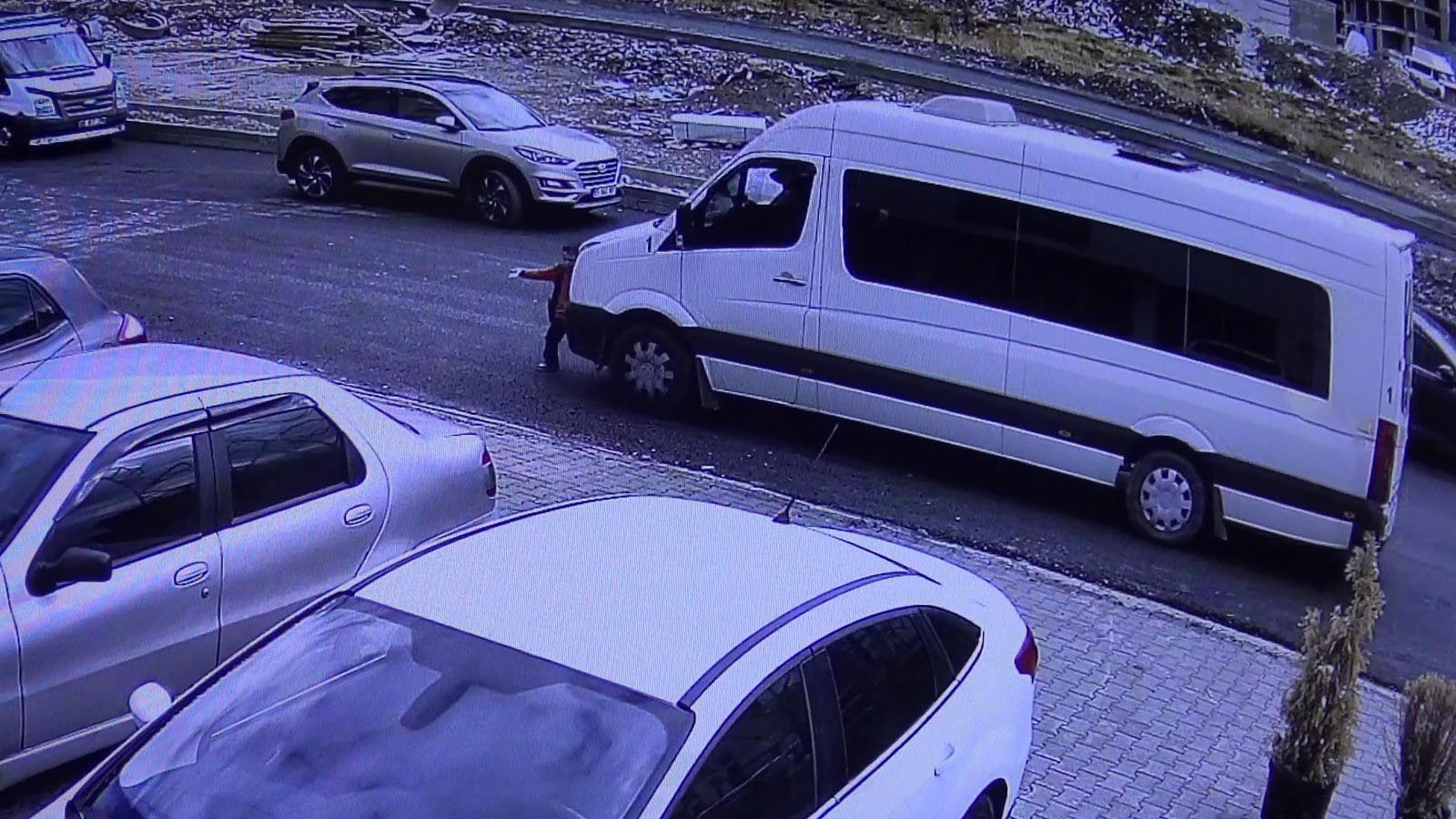 İndiği servis minibüsünün altında kalan 6 yaşındaki Emre yaşam savaşı veriyor