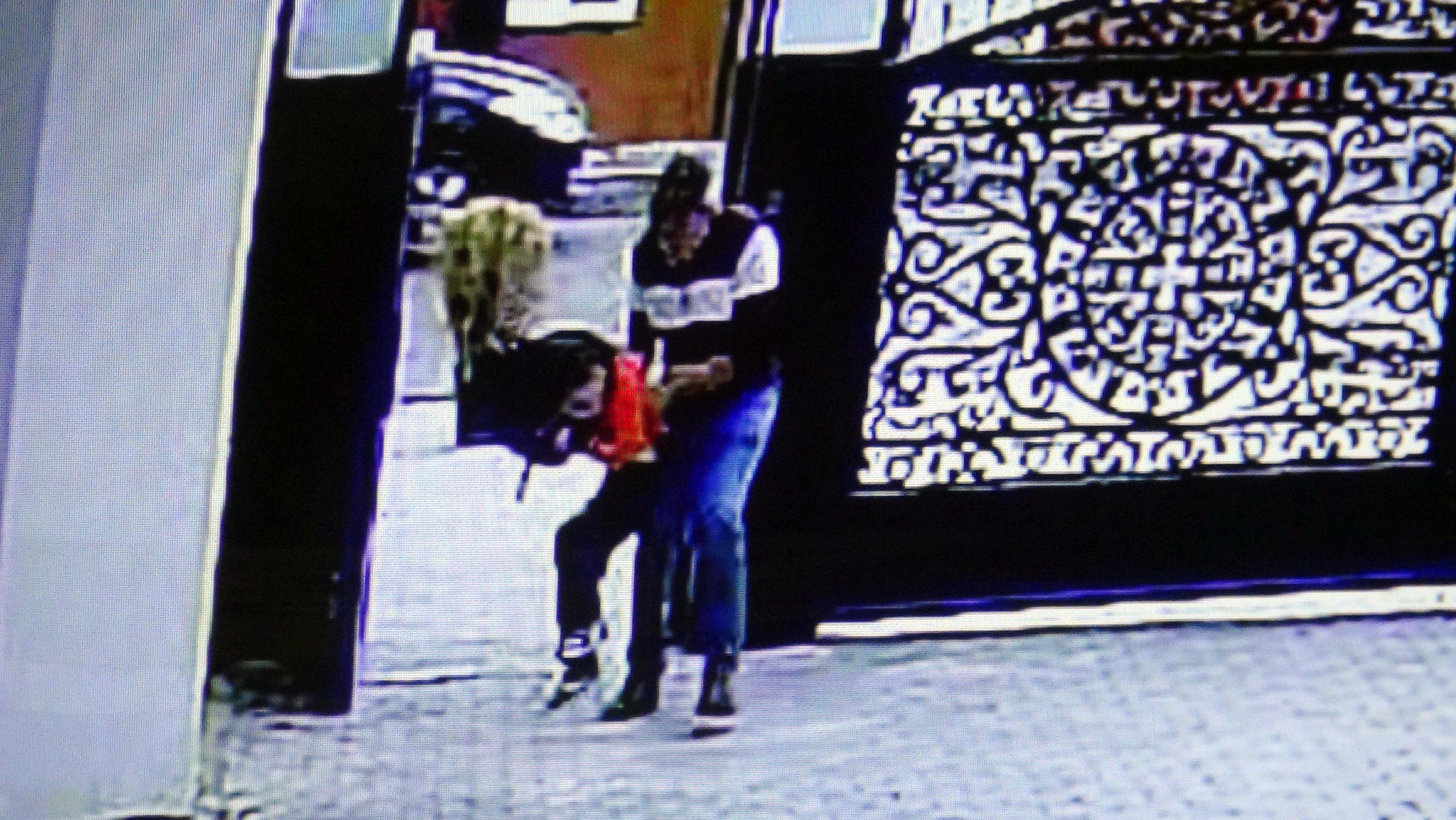 İndiği servis minibüsünün altında kalan 6 yaşındaki Emre yaşam savaşı veriyor