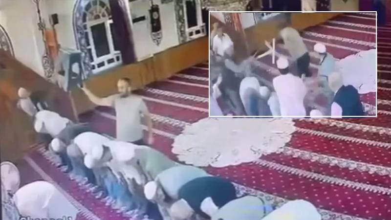 Namaz kıldıran imama sandalye ile saldırdı; cemaat vantilatörle dövdü!