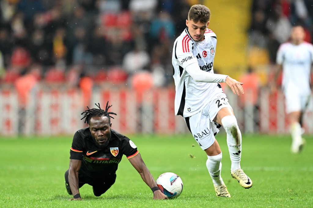 Beşiktaş’ın Ajax ile oynadığı UEFA Avrupa Ligi maçını çok iyi analiz eden Kayserispor, Ajax’ınkine benzer bir ön alan baskısı ile maça başlayınca siyah- beyazlılar yine çıkmakta ve oyun kurmakta zorlandılar. Beşiktaşlı futbolcular ilerleyen dakikalarda net pozisyonlar bulsalar da tatmin edici bir oyun ortaya koyamadılar. Ayrıca tempoları da çok düşüktü. Solda Ernest Muçi çok etkisiz kaldı. Arkasındaki Emirhan ile ilk defa birlikte oynamaları da başka bir handikap oluşturdu. Sağda ise bu maçta bek pozisyonunda oynamak zorunda kalan Rashica, adeta tek kaldı. Çünkü kâğıt üzerinde onun önünde gözüken Joao Mario, sürekli ortaya geldi. Emirhan, defansta çok kritik müdahaleler yaptı. Ancak hücum katkısı sağlayamadı. Bu nedenle Giovanni van Bronckhorst’un ikinci yarıya Emirhan ve Ernest Muçi’nin yerine Zaynutdinov ve Semih Kılıçsoy ile başlamasını ve sol kanadı yenilemesini beklerdim. (Tolga Ersarı | Milliyet)