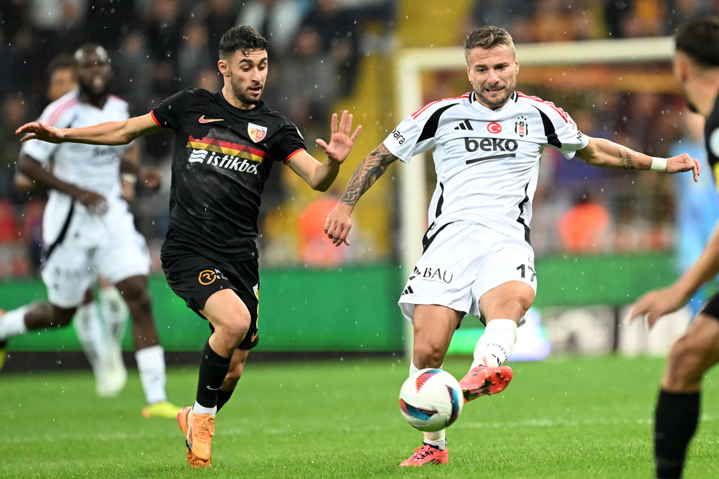 Beşiktaş dün Kayseri deplasmanında 3 golle kazandı ama göze hoş gelen tempolu bir oyun oynayamadı. Avrupa’daki temsilcilerimiz 15 gün içinde 3 lig, 2 de uluslararası maç oynadıkları sıkışık bir fikstür içindeler. Haliyle her teknik adam bu 5 maçı bir bütün halinde düşünüp, oyuncularını ekonomik kullanmaya çalışıyor. Giovanni van Bronckhorst da bunlardan biri. Ancak ben Hollandalı Hoca’nın bu 450 dakikalık süreçte formayı en rasyonel biçimde bölüştürebildiği kanaatinde değilim. Elbette hocaya büyük saygı duyuyorum ancak seçimleriyle ilgili de kafamda küçük soru işaretleri var. (Uğur Meleke | Hürriyet)