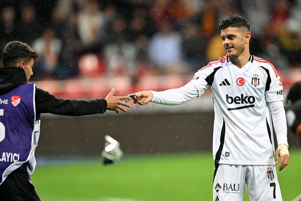 Zor maç, güzel sonuç… Ajax maçından sonra yapılan mecburi rotasyonlar var. Bu rotasyonların bazıları zorunlu, bazıları taktiksel oldu. Ama nedenleri ne olursa olsun Rashica'nın genel performansı dışında bu değişikliklerin oyuna istenilen ölçüde katkı yaptığını söyleyemiyoruz. Özellikle ilk yarıda oyun Kayserispor'un yönlendirmek istediği şekilde gelişti. Her şeye rağmen ilk yarıda da İmmobile, Rafa ve Muçi ile yakalanan fırsatlar var. İkinci yarı Beşiktaş biraz vites yükseltip ön tarafa çıkarak oyunu istediği seviyeye getirdi. Bu bölümde Beşiktaş'ta sezon başından beri farkı yaratan oyuncuların öne çıktığını gördük. Rafa Silva, Fernandes, Immobile ve Rashica ile Beşiktaş yine inisiyatif alıp oyuna ağırlığını koydu. Bu futbolcuların kişisel kaliteleri Beşiktaş'ı hedefinin içinde tutmaya devam etti. (Ali Gültiken | Sabah)