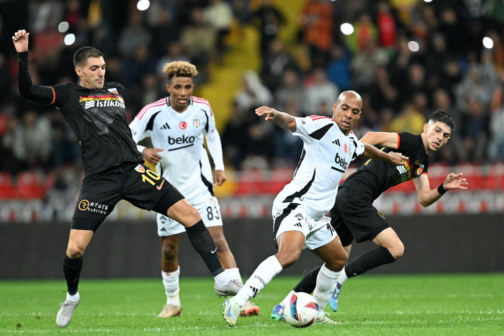Beşiktaş, hakem hatalarına rağmen hak ettiği üç puanı aldı. FIFA hakemimiz Atilla Karaoğlan bu maçı dahi yönetemiyor, saçma sapan kararlar veriyor. Kendine güldürüyor. İlk yarıda çaldığı 9 faul düdüğünün en az 3 tanesi gereksizdi. Çok basit temaslara bile faul veriyor. 72'de Kayserispor kalecisi topu oyuna soktu, yanda bulunan Kartal topu eliyle tuttu, ceza alanı içinde yaşanan bu pozisyon net penaltı! Eee Atilla niye atışı tekrar ettiriyorsun? Top oyuna girmiş, oyun başlamış, 8 numaralı Kartal'ın hatasından sana ne! Yapmasın! Beşiktaş'ın penaltısı badem oldu. (Mustafa Çulcu | Sabah)