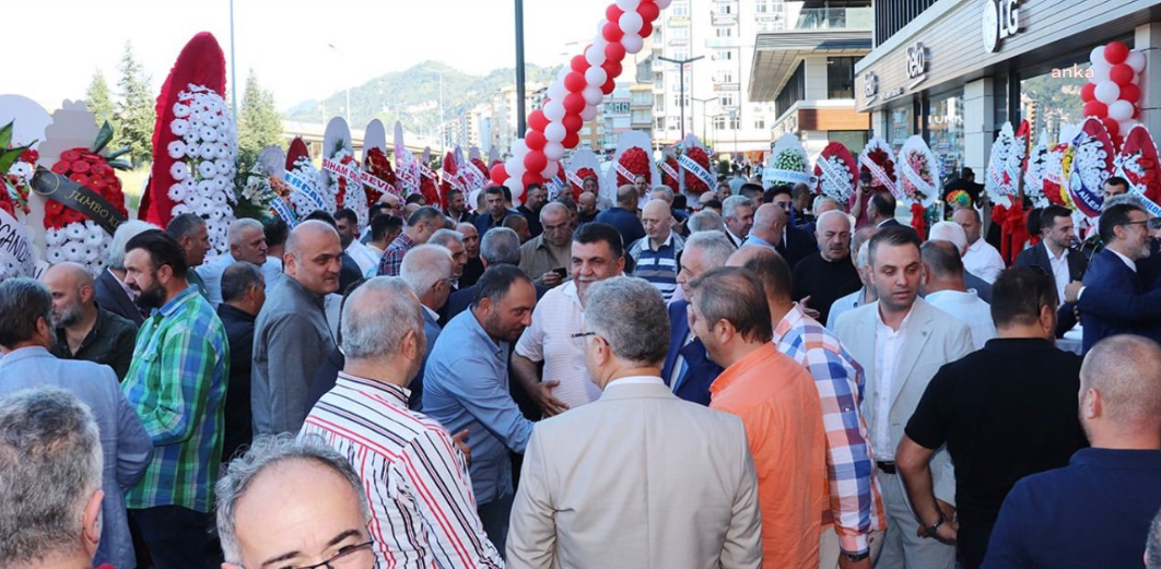 Rize'de, bir yemek zinciri şubesinin açılışına gidip İsrail'i protesto eden kişi, orada bulunanlar tarafından darp edildi