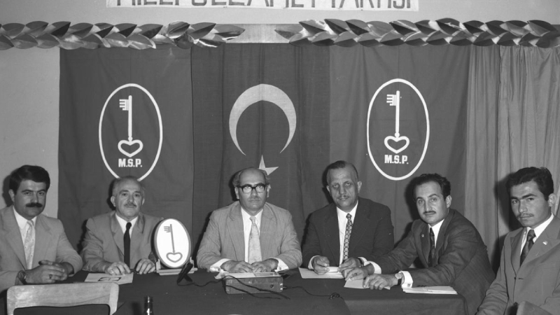 1977 seçimlerinde, Millî Selamet Partisi'nden Malatya milletvekili, 1977 koalisyon hükûmetinde imar ve iskân bakanı olarak görev aldı. 12 Eylül Darbesi'nden sonra diğer MSP yöneticileriyle beraber 9,5 ay hapis yattı.