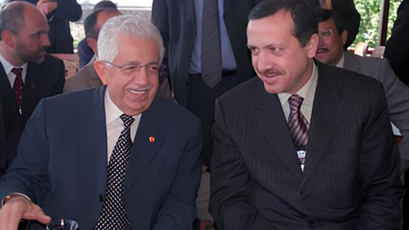 Refah Partisi'nin kapatılmasının ardından yeni kurulan Fazilet Partisi'nin genel başkanlığına seçildi. 1999 genel seçimleri sonucu Meclis'e girdi. Rahşan Affı'na destek verdi, 21 Aralık 2000'de yapılan oylamada kabul oyu verdi.